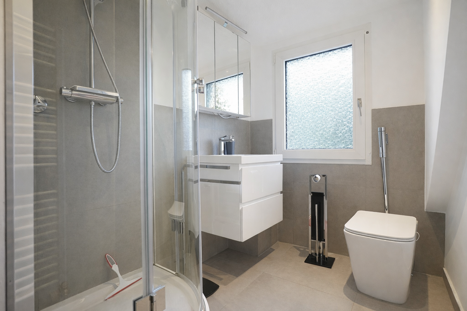 Helle ca. 100 m² große 3-Zimmer-Maisonettewohnung mit Einbauküche und Tageslichtbad - Foto 1